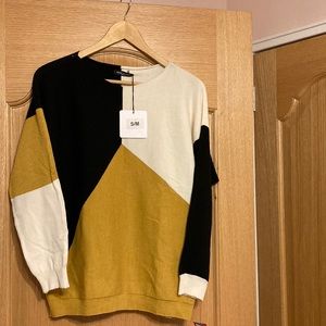 NWT women sweater. Size S/M. Made in Italy. 52%viscose26%polyester22%polyamide